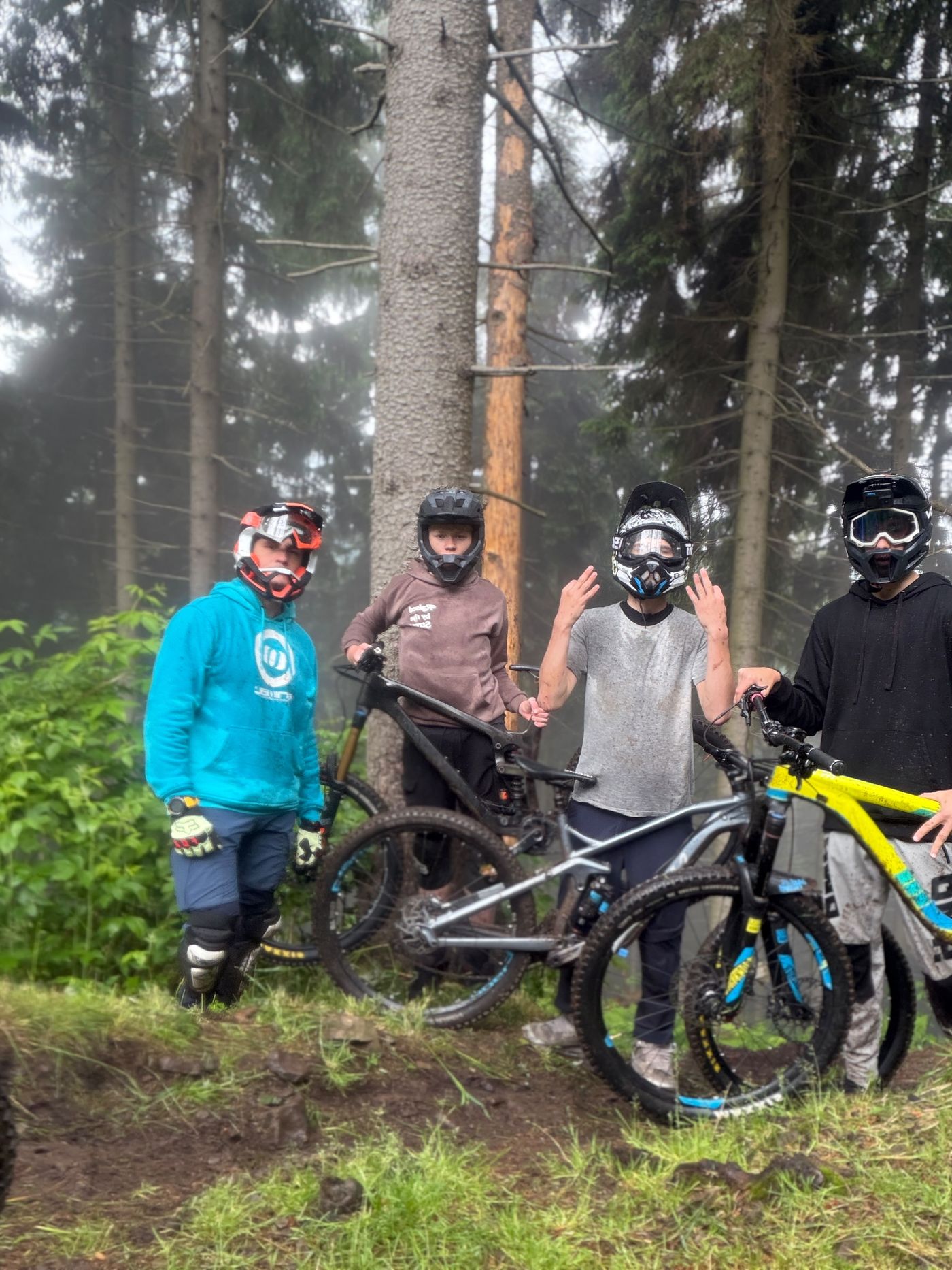 Ekipa riderów w kaskach na trasie